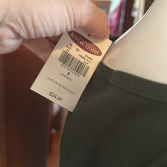 NWT northern reflections size small Ruffled Olive Green Top - Picture 4 of 4